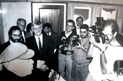 Dani Karavan a l’Ajuntament preparant el Memorial