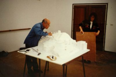 Dani Karavan treballant en la maqueta del Memorial