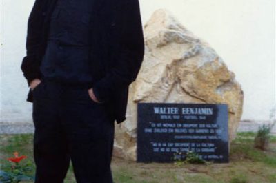 Dani Karavan a la tomba de Benjamin al cementiri de Portbou