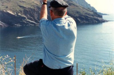 Dani Karavan a Portbou treballant en el Memorial Passatges 02