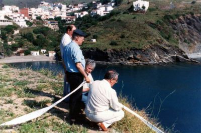 Dani Karavan a Portbou treballant en el Memorial Passatges 03
