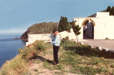 Dani Karavan a Portbou treballant en el Memorial Passatges 04