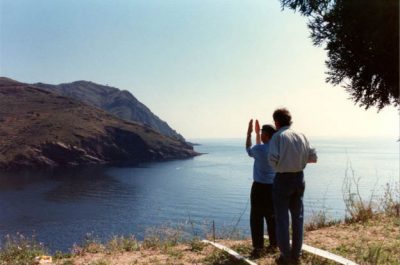 Dani Karavan a Portbou treballant en el Memorial Passatges 01