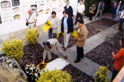 M. Mercè Roca, diputada al Parlament de Catalunya i filla de Portbou, a la tomba de Benjamin, 2003