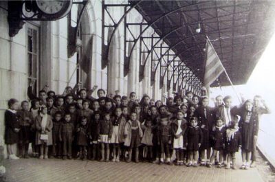  Grup de nens enviats a Casablanca durant la Guerra, 1938. De Portbou, n’hi havia 12. Sortien en tren cap a Port-Vendres.