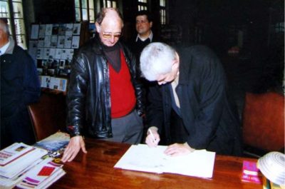 El President de la Generalitat de Catalunya, Pasqual Maragall, visitant el Memorial Karavan, 2002