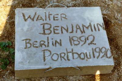 Construcció de la placa d’homenatge a Walter Benjamin al cementiri 01